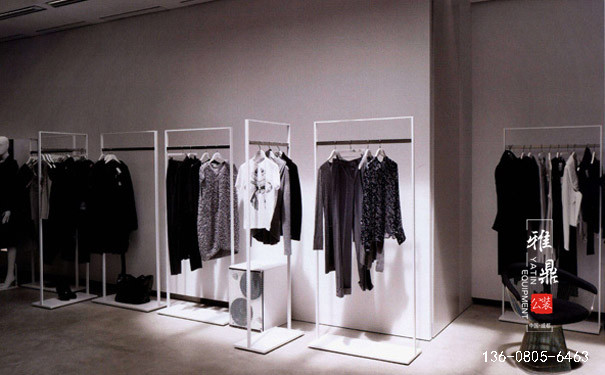 服装店公装设计如何用光源凸显出衣物的美感3